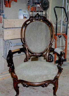 Chr. 8. stol i palisander ca. 1860. Armlæn genskabt og poleret.