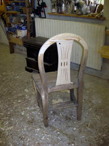 Gustavjansk stol fra ca. 1800, restaureret og malet.