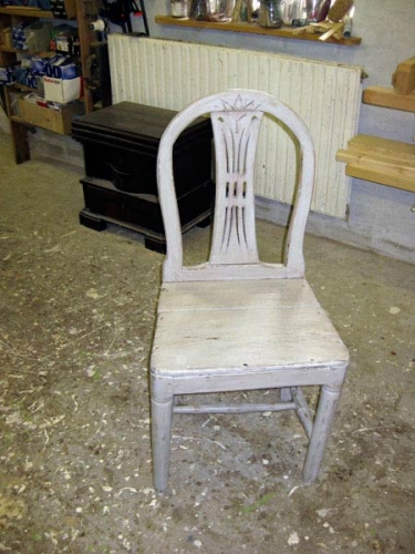 Gustavjansk stol fra ca. 1800, restaureret og malet.