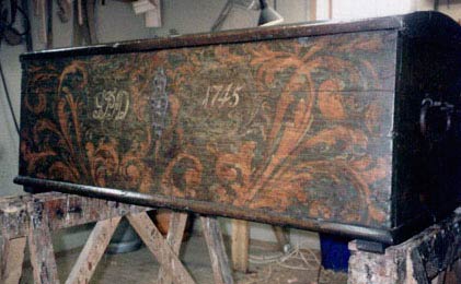 Kiste fra 1745, afdækket. Meget atypisk dekoration.